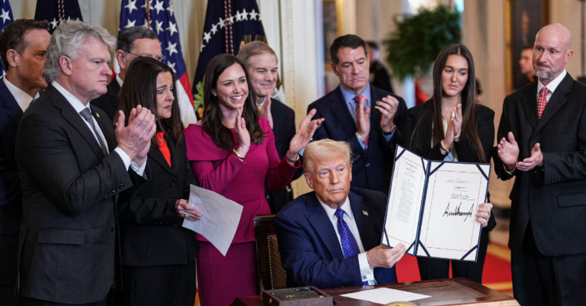 Trump Rescind Federal Funds Freeze and Signs Law Reducing Migrant Deportations